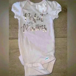 5/$10-Gerber Baby Girl Pink Princess Onesie With Bow Size 3-6 Months